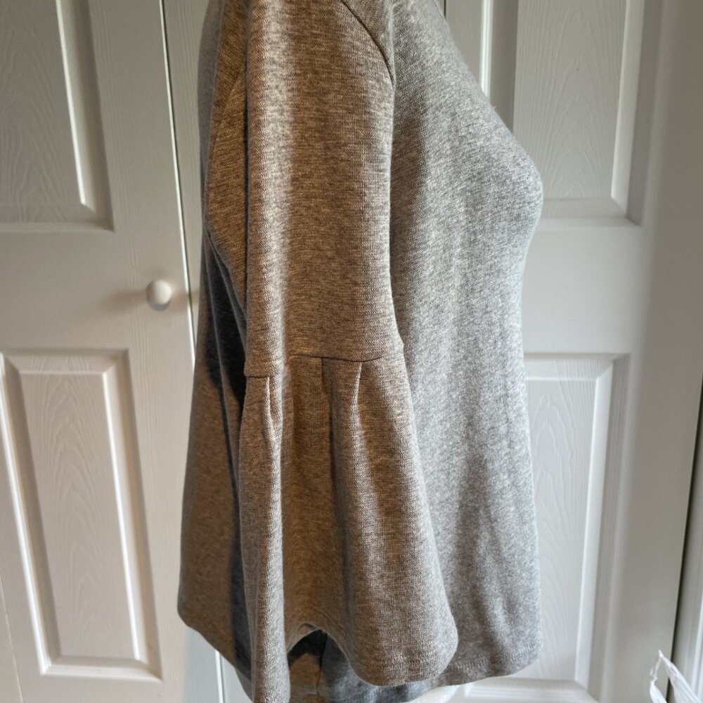 GAP Light Gray T-Shirt Top Blouse Size Small Ruffle Sleeve Women EUC